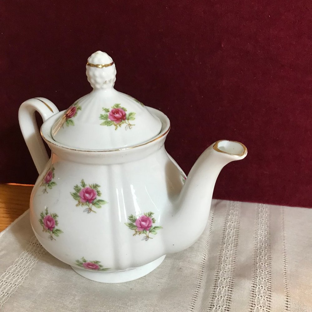 PRetty   vintage teapot w roses - Picture 2 of 2